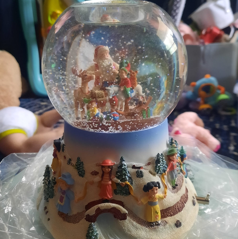 Santa in his shop tealight globe